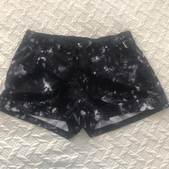 LULULEMON SPRING BREAK AWAY SHORTS